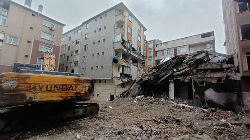 Son dakika haberi: İstanbul Bahçelievler'de yıkımı yapılan bina yan apartmanın üzerine yıkıldı