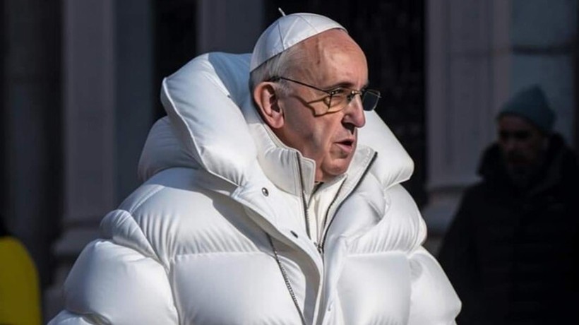 Katoliklerin ruhani lideri Papa Francis'in Vatikan'da giydiği mont gündem oldu