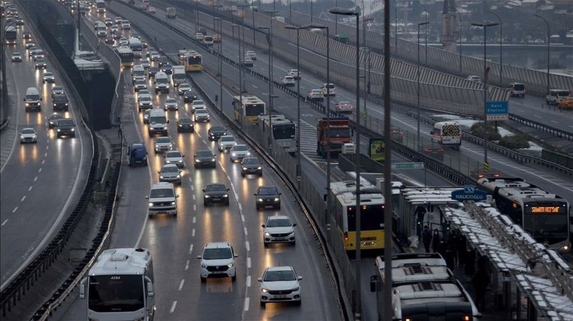 İstanbul'da hafta başı yoğunluğu yaşanıyor: Metrobüs ve İETT noktalarında kuyruklar var