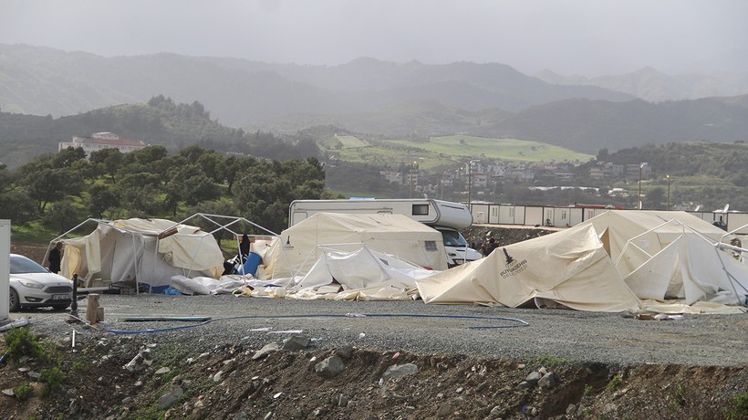 Depremin yıktığı Hatay'da fırtına çadırları yıktı, vatandaşlar zor anlar yaşadı