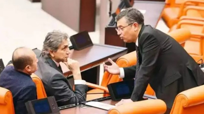 Özgür Özel'in AK Parti sıralarına gidip sorduğu soru 'havaya girdi' dedirtti