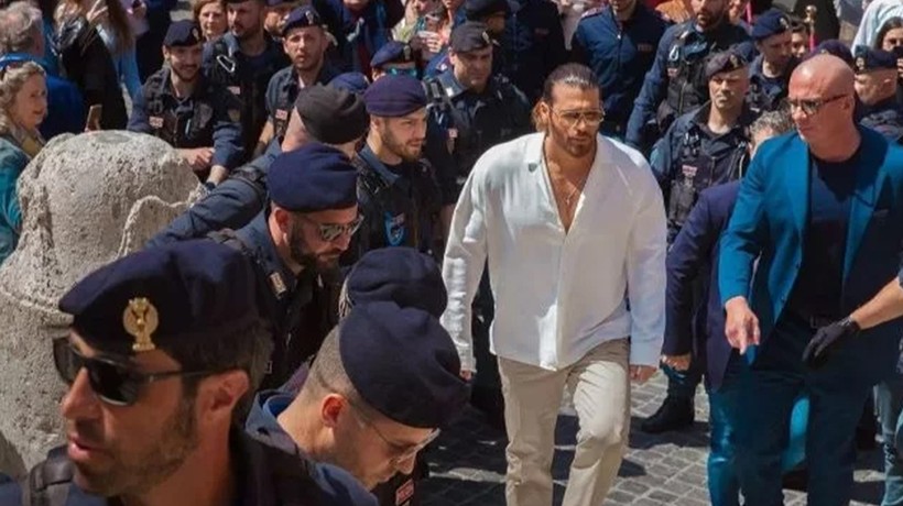 Can Yaman İtalya'da hayranlarının yoğun ilgisiyle karşılaştı! Polisler etten duvar ördü!