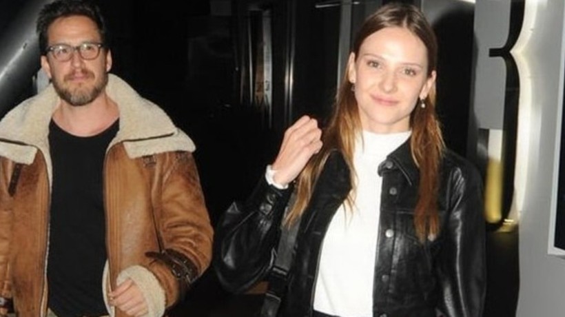 Alina Boz, kendinden 17 yaş büyük sevgilisi Mithat Can Özer ile olan pozu sosyal medyada ilgi gördü