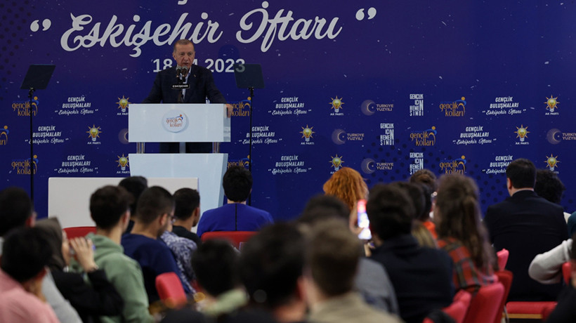 Cumhurbaşkanı Erdoğan'dan Eskişehir'de gençlerle iftar buluşmasında sert sözler: Ne kadar imansız kitapsız komünist varsa TV'lere çıkarıyorlar