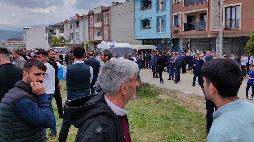 İnegöl'de çocukların kavgası ailelerin araya girmesiyle 50 kişinin taşlı sopalı kavgasına döndü: 10 kişi yaralandı