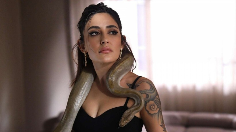Ceyda Düvenci'nin sunuculuğunu yaptığı 'Bambaşka Sohbetler' programına konuk olan şarkıcı Melek Mosso'dan kan donduran itiraf: Bizi dövüyor aç bırakıyor...