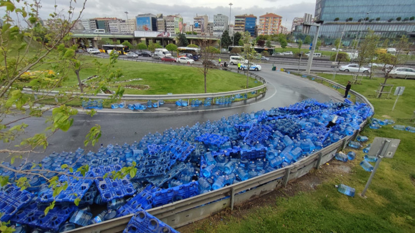 Tır'ın dorse kapağı açıldı onlarca damacana su yola döküldü