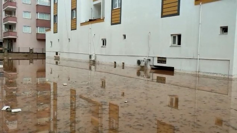 Adana'da sağanak: dereler taştı, yollar göle döndü