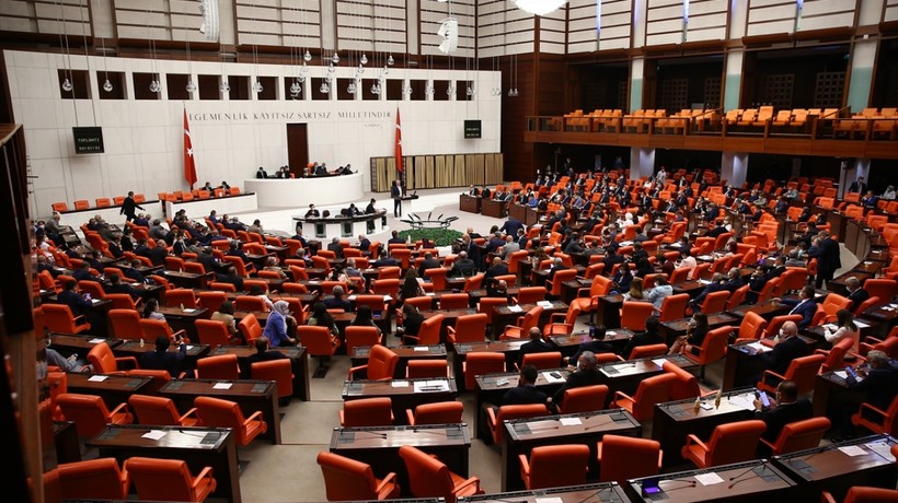 TBMM'de 28. dönem başladı: Yeni milletvekilleri Meclis'te yemin ediyor