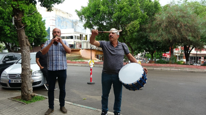 Bahçeli'nin açıklaması sonrası ilden ilçe olan Adana Kozan'da davullu zurnalı kutlama