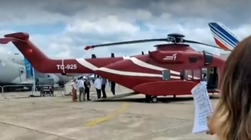 Macron Fransa'da Türk helikopteri T-925'i izledi! Paris'te gövde gösterisi