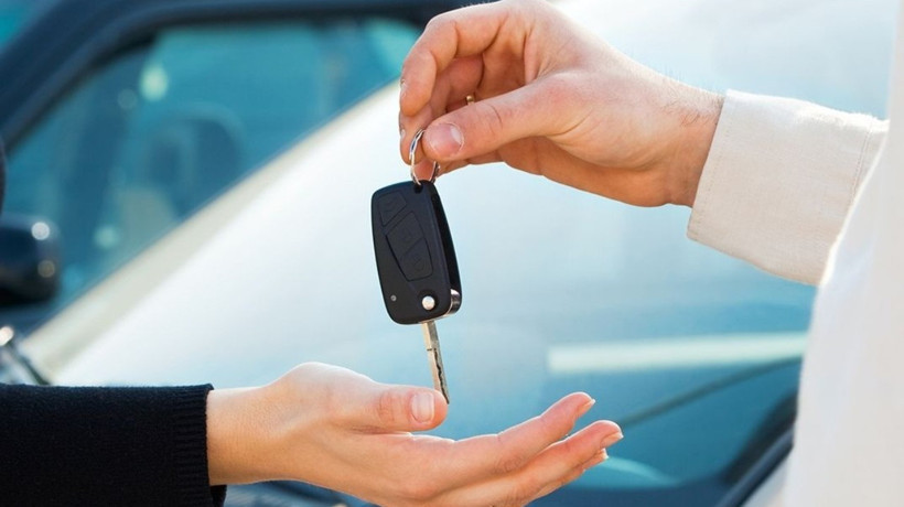 Son dakika... Ticaret Bakanlığı'ndan flaş karar: 6 ay 6 bin kilometre düzenlemesinde süre uzatıldı, ikinci el araç fiyatları için yeni önlem!