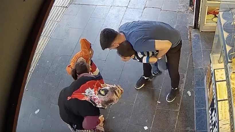 Diyarbakır'da soluk borusuna şeker kaçan çocuğu Heimlich manevrasıyla kurtaran esnafa Bakan Fahrettin Koca'dan teşekkür