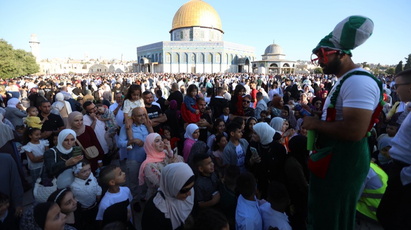 100 bin Müslüman Mescid-i Aksa'ya akın etti! Vahşet altında bayram namazı