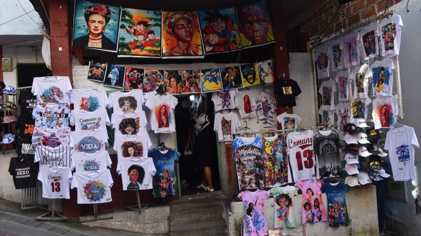 Kolombiya'nın tehlikeli bölgesi "Comuna 13", çetelerden arındıktan sonra cazibe merkezi oldu