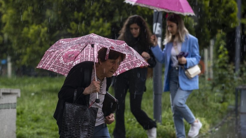 Sıcaklıklardan bunalan İstanbullulara 'hafta sonu' uyarısı: Sabah saatlerinden itibaren etkili olacak