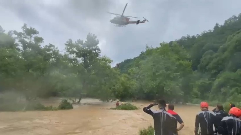Şile'de selde mahsur kalan kampçılar helikopterle kurtarıldı