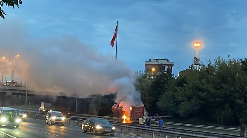 İstanbul'da İETT otobüslerinden sonra İstaç kamyonları da yanmaya başladı!