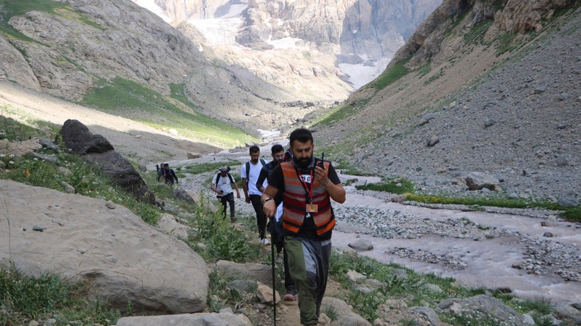 Hakkari'de 20 bin yıllık buzulların içine düşen 2 kişiyi arama-kurtarma çalışmaları 2. gününde devam ediyor