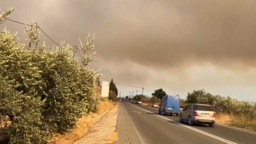 Yunanistan'da yangınlar devam ediyor: Mühimmat deposu patladı!