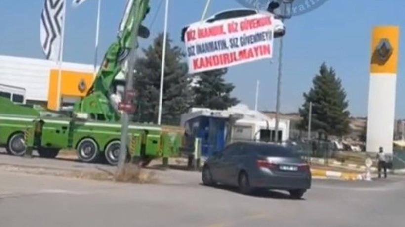 Aracını vinçle asarak protesto etti! Sıfır aldı 500 bin TL'lik masraf çıkartı