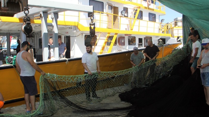 Sinop'ta balıkçılar ağlarını Karadeniz'e bırakmak için gün sayıyor
