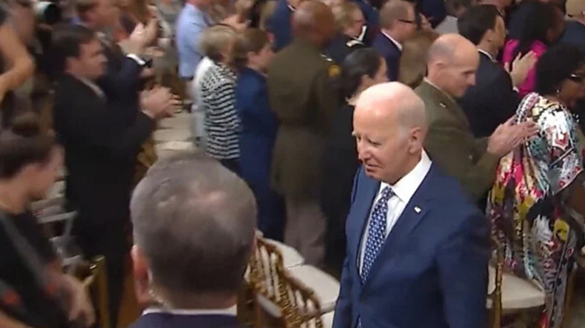 ABD Başkanı Joe Biden yine şaşkına çevirdi! Merasimin ortasında başını alıp gitti