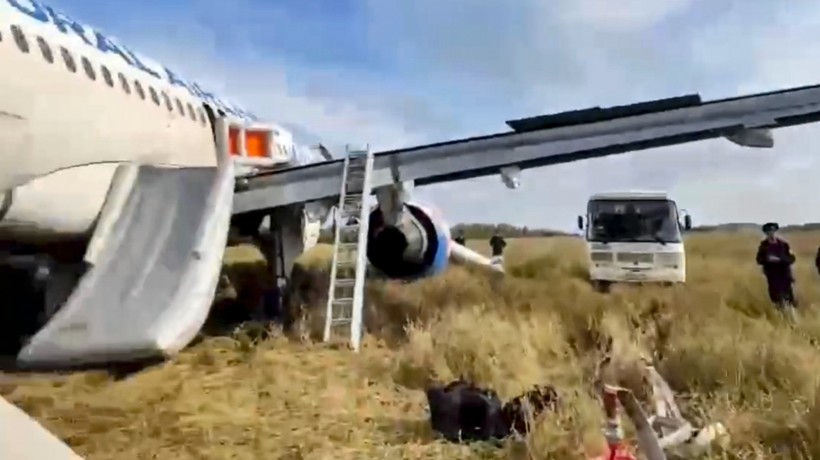 Son Dakika: Rusya'da Soçi'den Omsk'e gitmek için havalanan yolcu uçağı tarlaya acil iniş yaptı