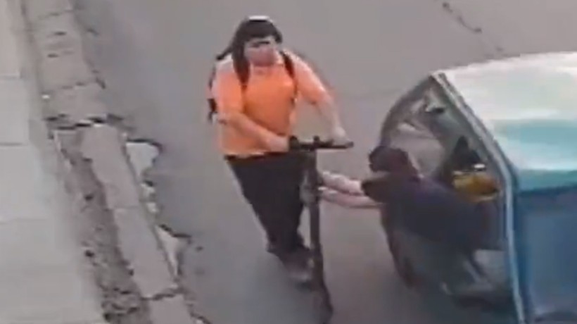 Şili'de sürücünün altından scooter çaldılar! Görüntüler viral oldu