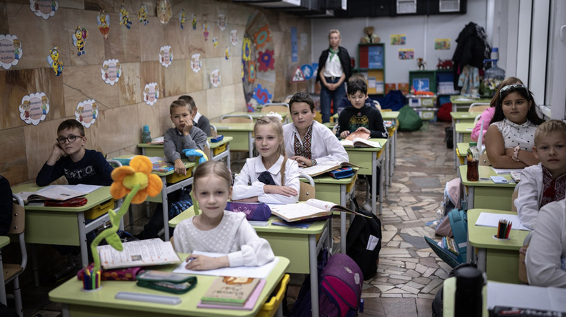 Ukrayna'daki ilkokul çocukları savaş nedeniyle metroda eğitim görüyor