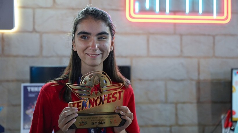 Görme engelli Zülal'in engelliler için geliştirdiği proje TEKNOFEST'te birinci oldu