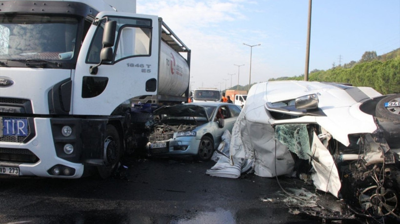 Anadolu Otoyolu'nun Kocaeli geçişinde zincirleme kaza! 3 kişi yaralandı