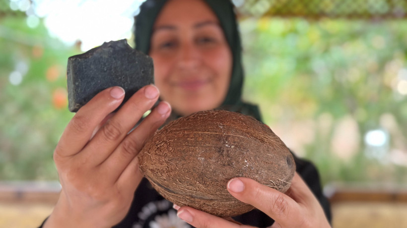 Sebze-meyve ekerek başladı şimdi Türkiye genelinden sipariş yağıyor! En çok sivilce ve lekeleri yok eden Hindistan cevizi sabunu tercih ediliyor