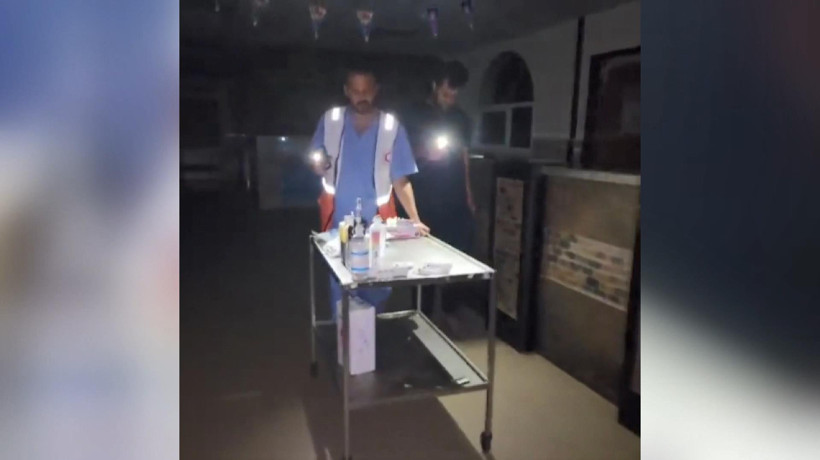 Soykırımcı İsrail'in saldırılarının sürdüğü Gazze'de faaliyette olan bir hastane kaldı