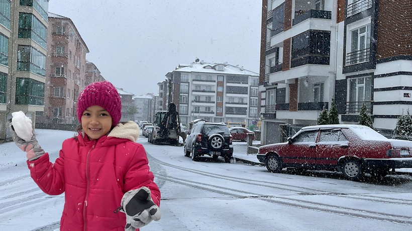 Bolu'da kar yağışı! Çocuklar kar topu savaşına hazır ☃️❄️