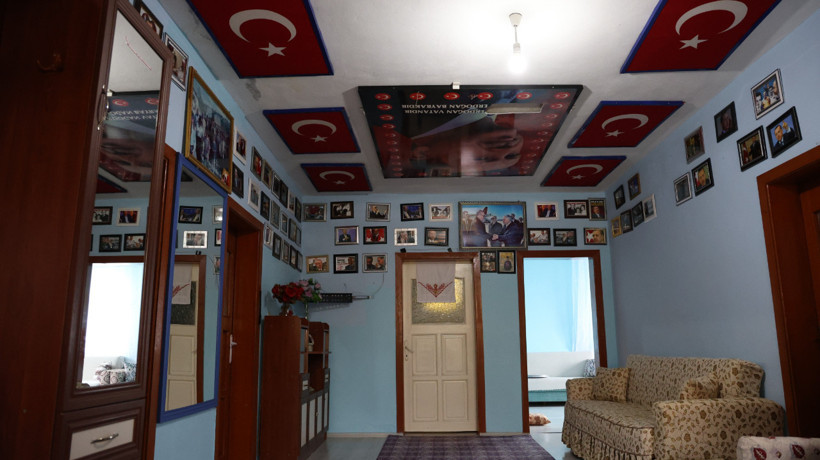Cumhurbaşkanı Erdoğan'a olan sevgisinden dolayı evini fotoğraflarıyla kapladı!