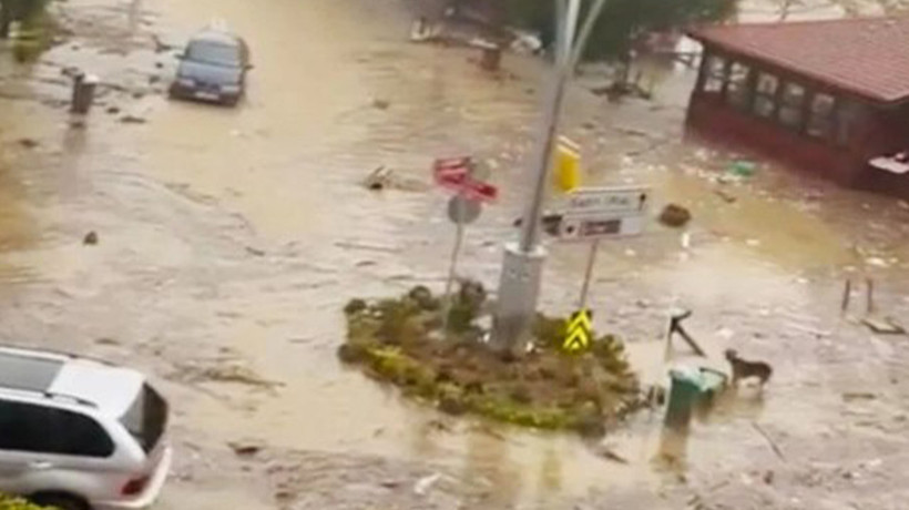 Şile'de dere taştı, yollar göle döndü! O anlar kamerada