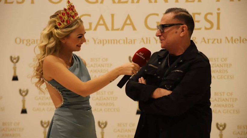 Mehmet Ali Erbil'in 22 yaşındaki yeni sevgilisi Nevide Çiçek'e pamuk şeker yedirdiği görüntülere Haberet ulaştı!