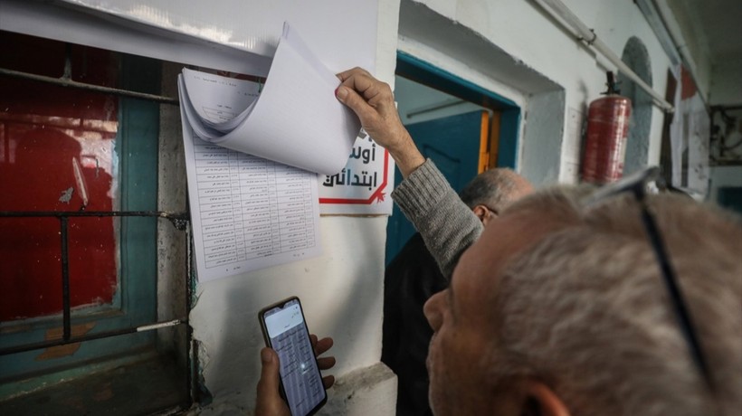 Mısır'da cumhurbaşkanlığı seçimi için başlayan oy kullanma işlemi devam ediyor