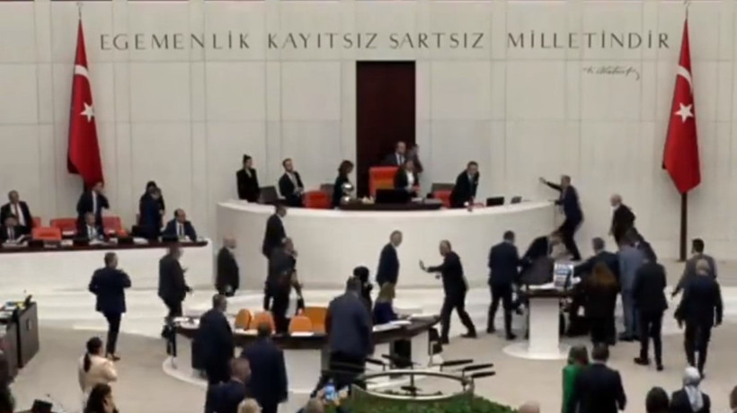 Son Dakika: SP Milletvekili Hasan Bitmez Meclis kürsüsünde bayıldı! Haberet sağlık durumu hakkında son gelişmelere ulaştı