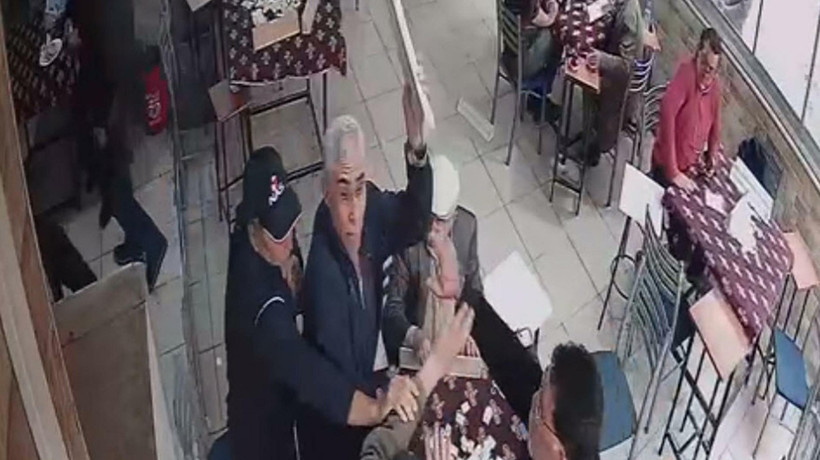 Muğla'da kahvehanede istekayla birbirine vuran dedeler barışıp karşılıklı çay içti