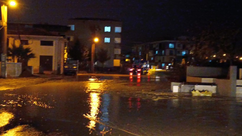 Çanakkale'yi sağanak yağış vurdu! Dereler taştı, bahçe ve tarlalar sular altında kaldı