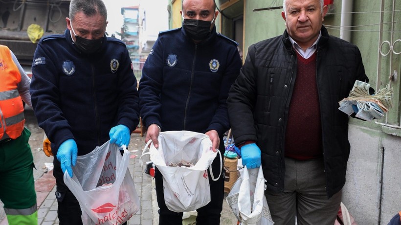 Ankara Yenimahalle’de bir evden 3 ton çöp çıktı