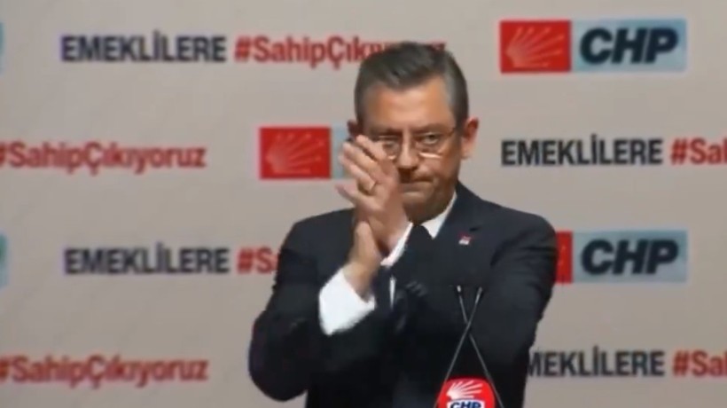CHP Genel Başkanı Özgür Özel bu kez 'Emeklilere Sahip Çıkıyoruz' etkinliğinde kendini alkışladı