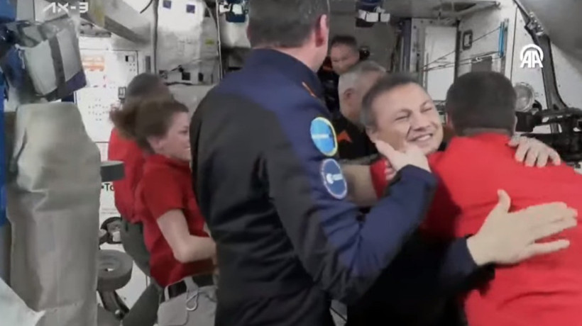 Türk astronot Alper Gezeravcı uzay istasyonuna girdi