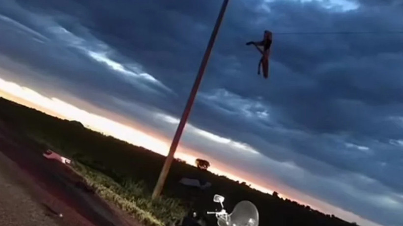 Trafik kazasında arabadan fırlayan genç kız elektrik tellerinde asılı kaldı