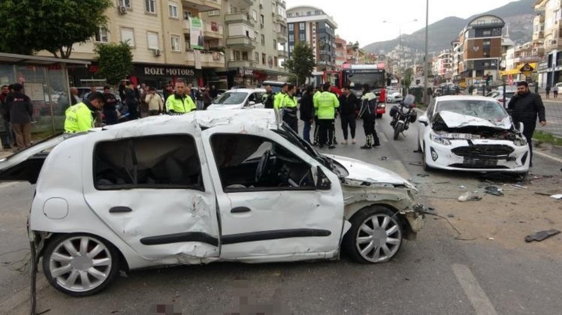Alanya'da bariyerleri kıran otomobil iki araca çarptığı kazada 2 kişi hayatını kaybetti