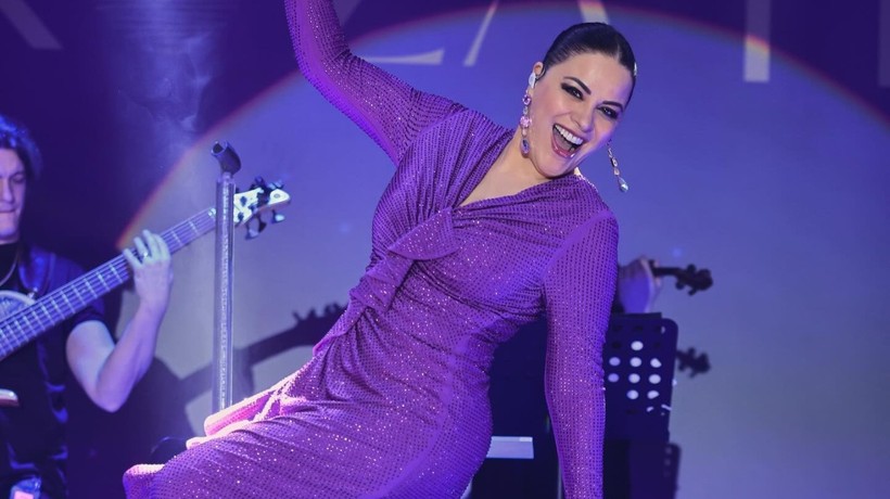 Fazla kilolarından kurtulan Zara'dan cesur sahne kombini