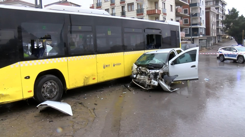 Sultanbeyli'de İETT otobüsü ile otomobil çarpıştı: 6 yaralı