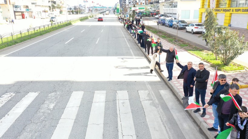 Batman'da Gazze'ye destek için 3 kilometrelik insan zinciri oluşturuldu